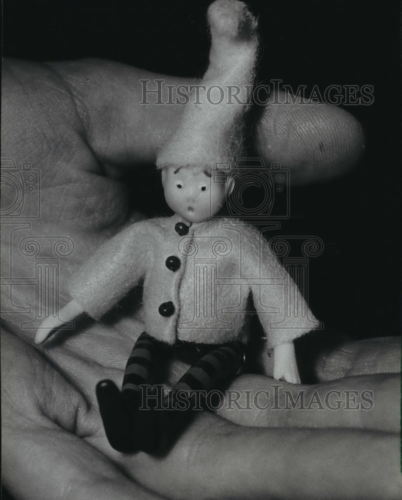 1983 Press Photo Carmen Christianson of Milwaukee Holds Tiny Doll She Made- Historic Images