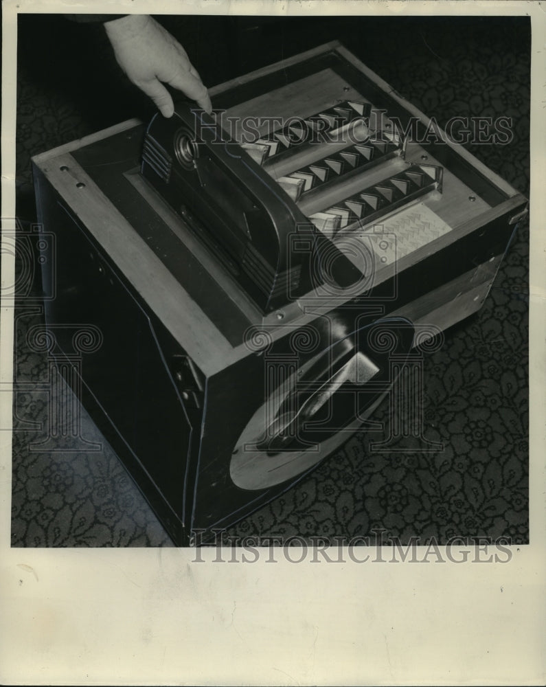 1939 Press Photo William Range Arrested in Milwaukee For Having Gambling Device