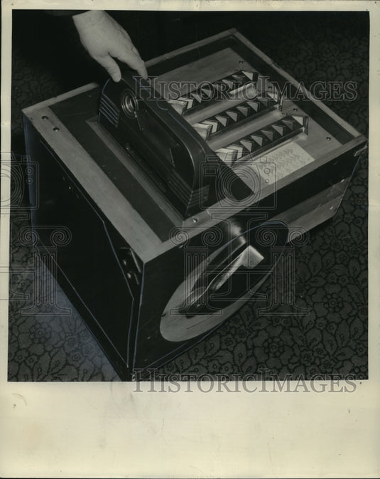 1939 Press Photo William Range Arrested in Milwaukee For Having Gambling Device