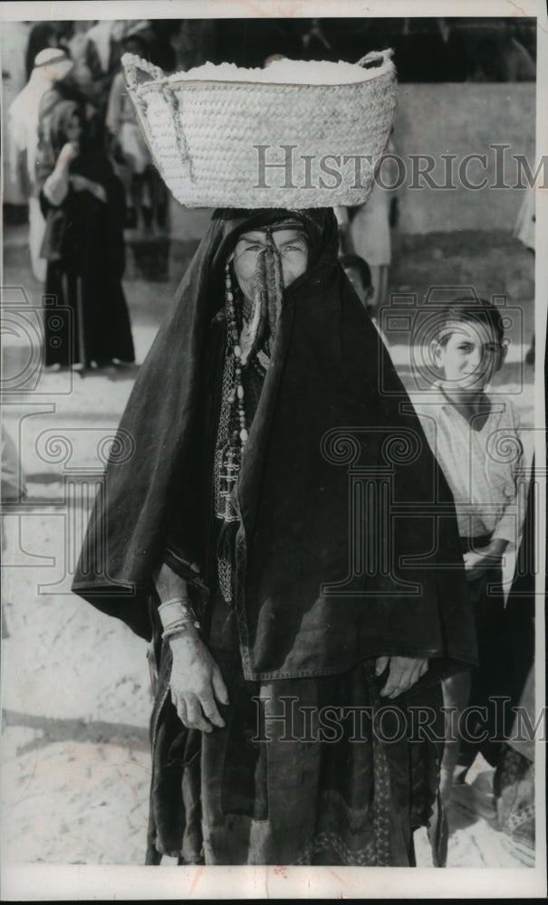 1968 Press Photo Arab woman carries the family flour ration in a basket on head- Historic Images