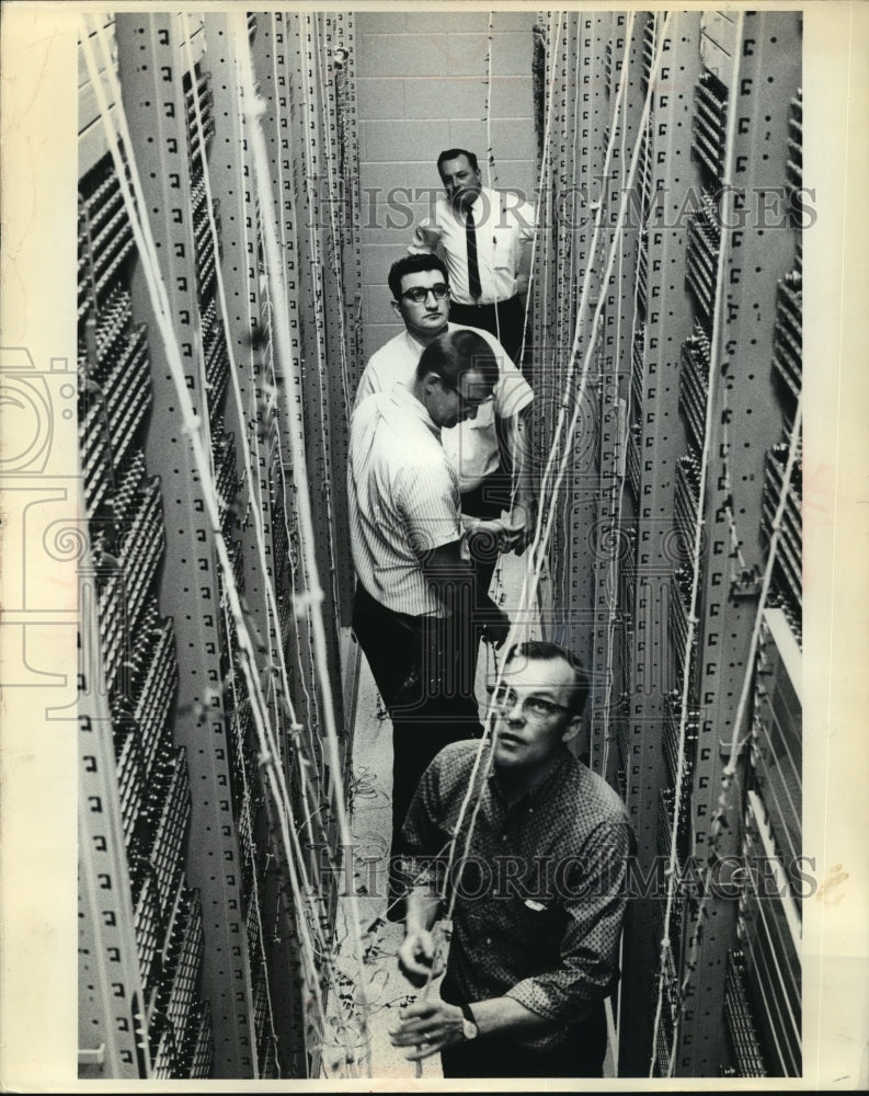 1965 Press Photo Specialists from Wisconsin Bell Company turn off switchboard