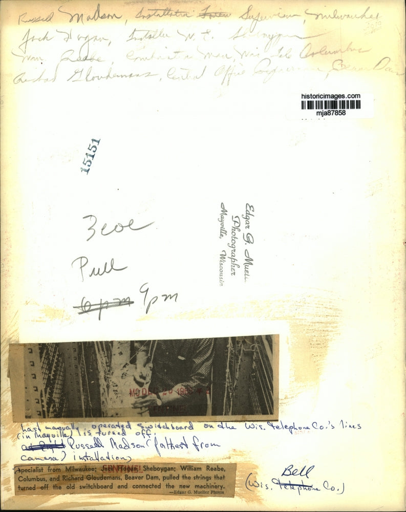 1965 Press Photo Specialists from Wisconsin Bell Company turn off switchboard