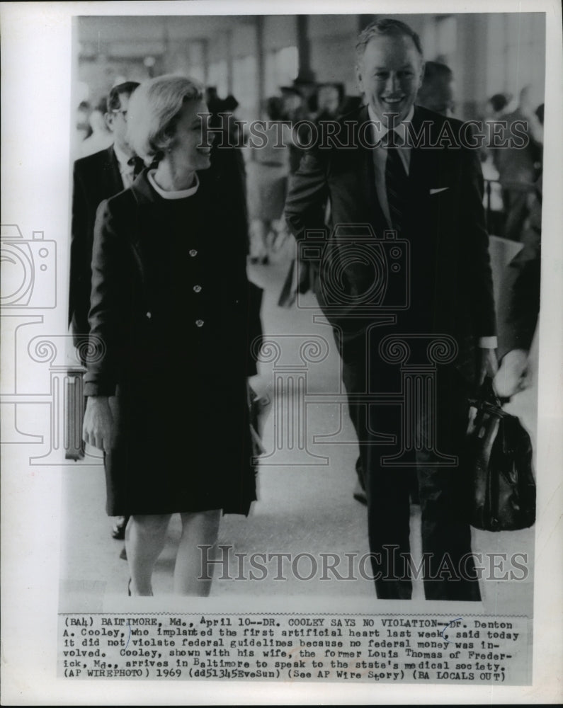 1969 Press Photo Dr. Denton Cooley and wife arrive in Baltimore, Maryland- Historic Images