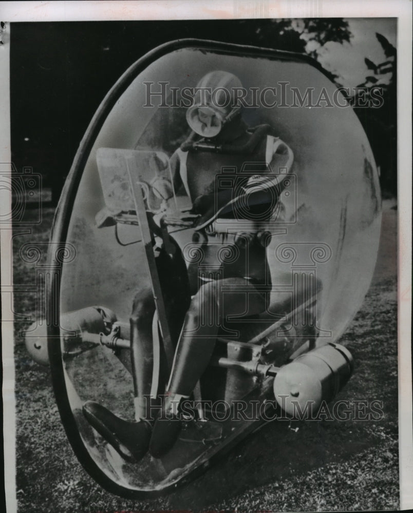 1967 Press Photo Plastic canopied submarine on display in London- Historic Images