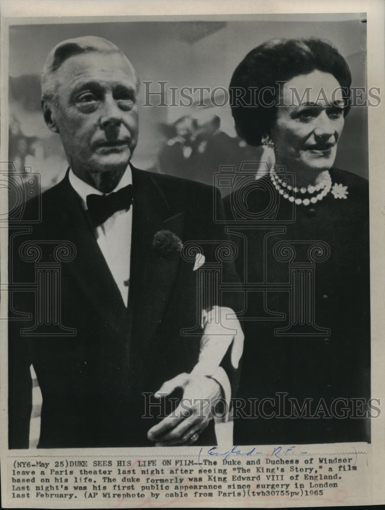 1965 Press Photo The Duke and Duchess of Windsor Leaving Theater in Paris France- Historic Images