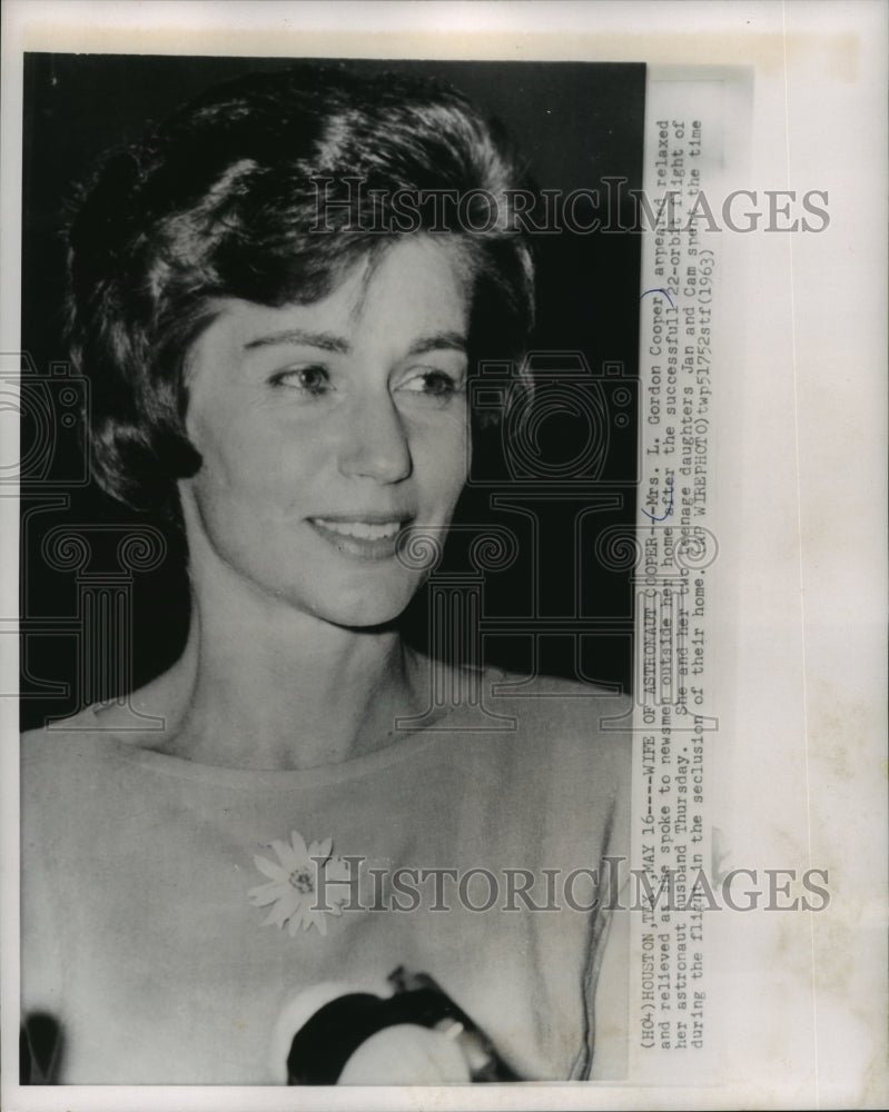 Load image into Gallery viewer, 1963 Press Photo Mrs. Cooper Speaks to Newsman about Astronaut Cooper in Texas

