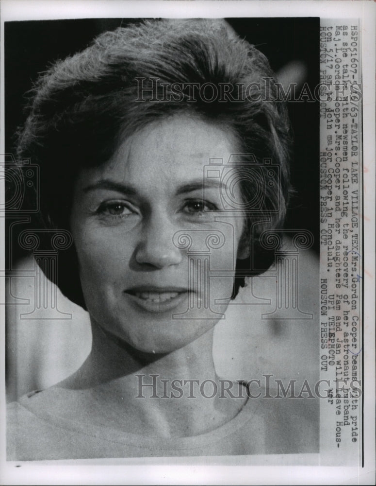 1963 Press Photo Mrs. Gordon Cooper interviewed by newsmen at Houston, Texas.