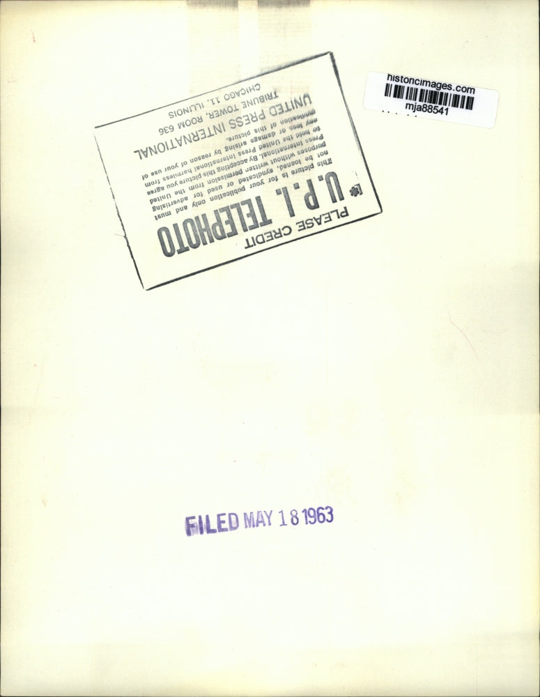 1963 Press Photo Mrs. Gordon Cooper interviewed by newsmen at Houston, Texas.