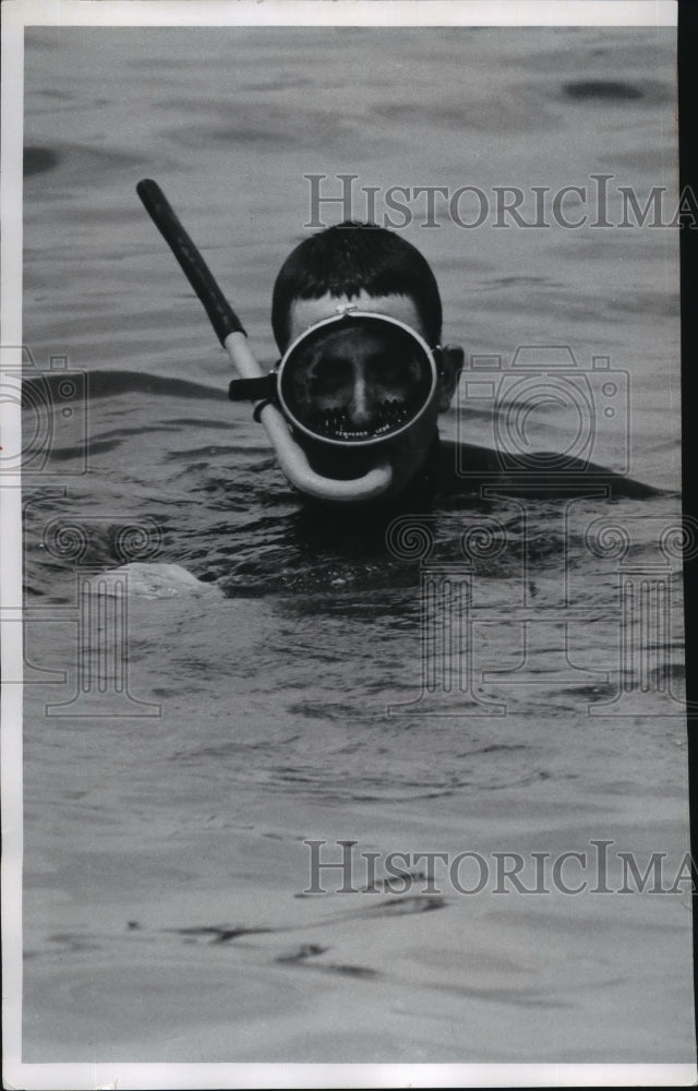 1968 Press Photo Donald Stewart Tests Scuba Diving Equipment - mja88607- Historic Images