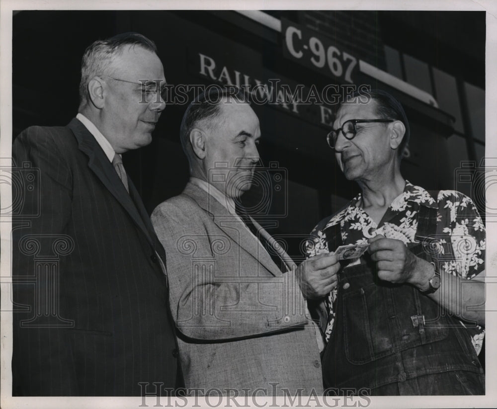 1953 Press Photo Zora Carmin (left), Dr. B.L. Corbett presents award Paul Rotta- Historic Images