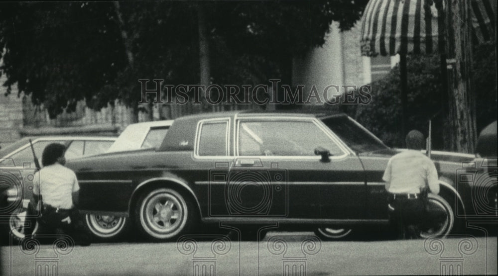 1985 Press Photo Milwaukee Police Officers Take Cover Behind Cars- Historic Images