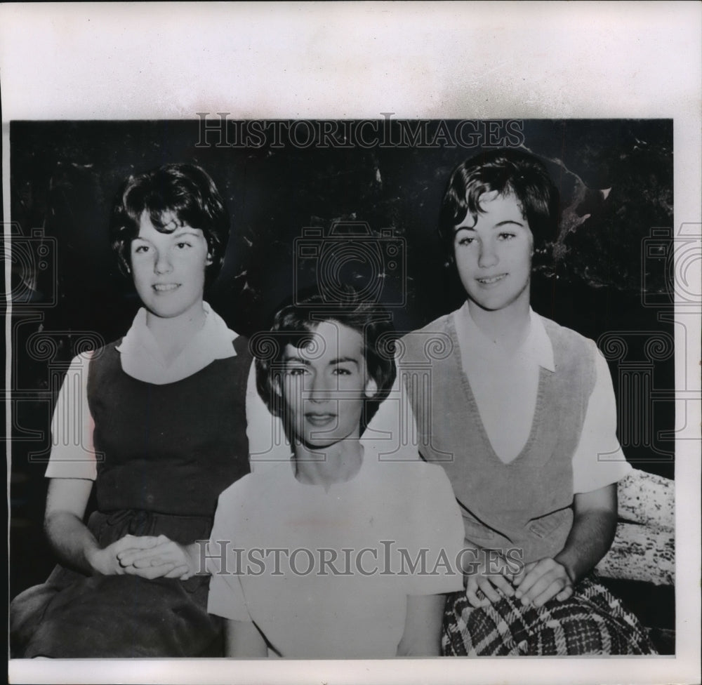 1963 Press Photo Gordon Cooper&#39;s wife, Trudy, and daughters Janita and Camala- Historic Images