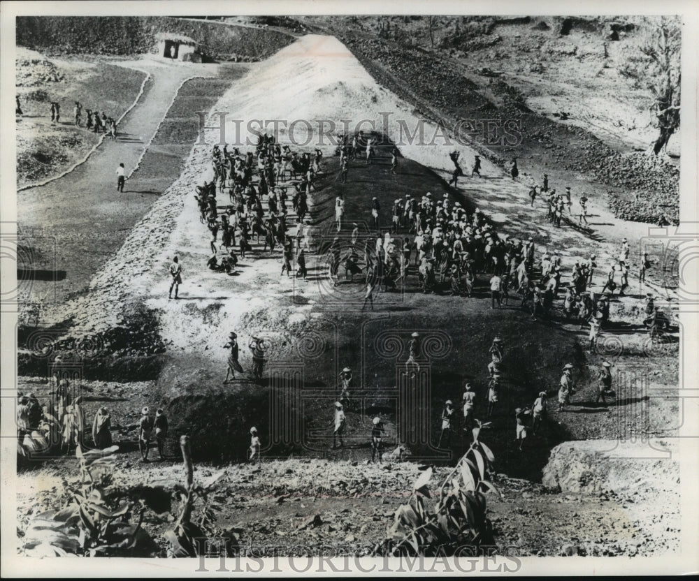 1976 Press Photo Indian CARE Laborers Working on Dam in Madhya Pradesh- Historic Images