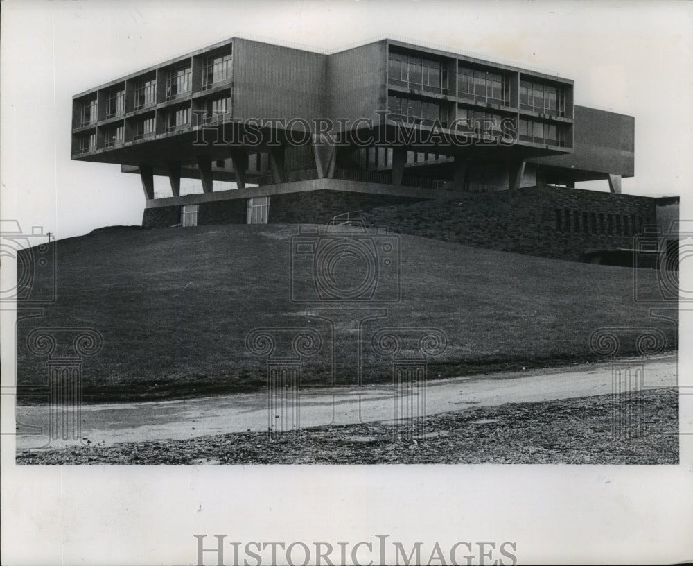 1971 Press Photo Milwaukee County War Memorial Center exterior - mja89319