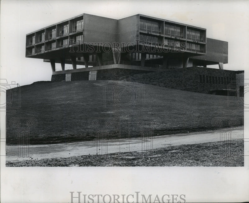 Load image into Gallery viewer, 1971 Press Photo Milwaukee County War Memorial Center exterior - mja89319
