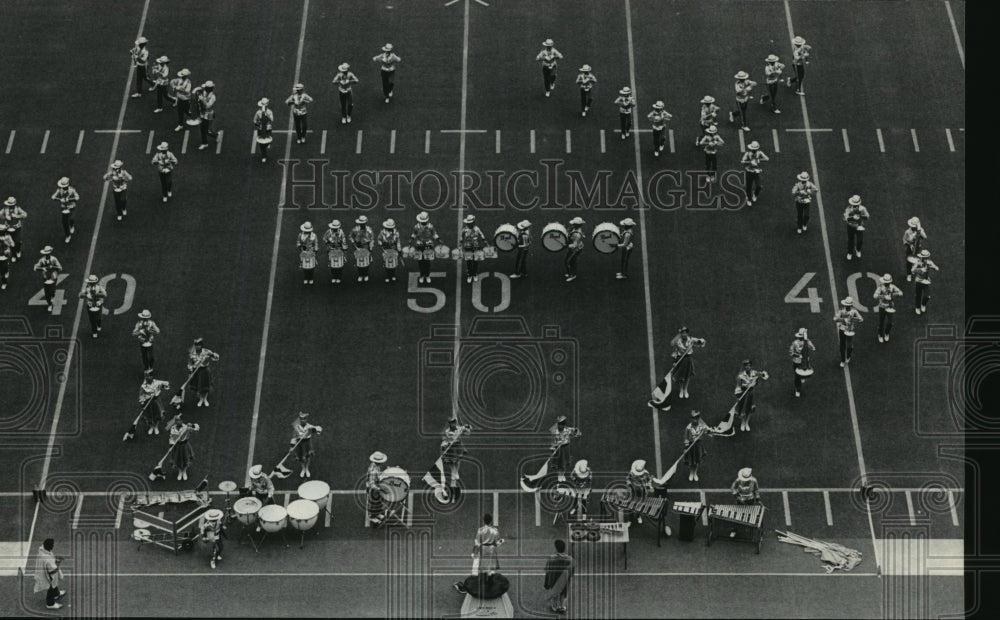 1985 Press Photo Drum &amp; Bugle Corps group from Hicksville, N.Y. at Camp Randall- Historic Images