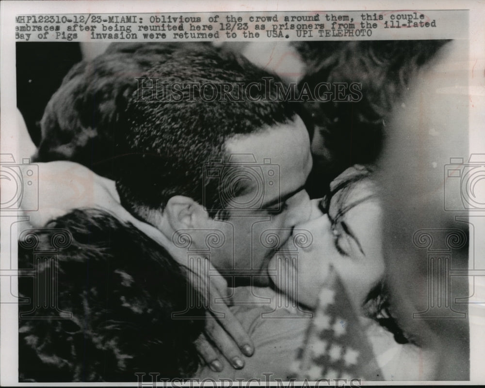 1962 Press Photo Couple embraces during reunion as Bay of Pigs prisoners return- Historic Images