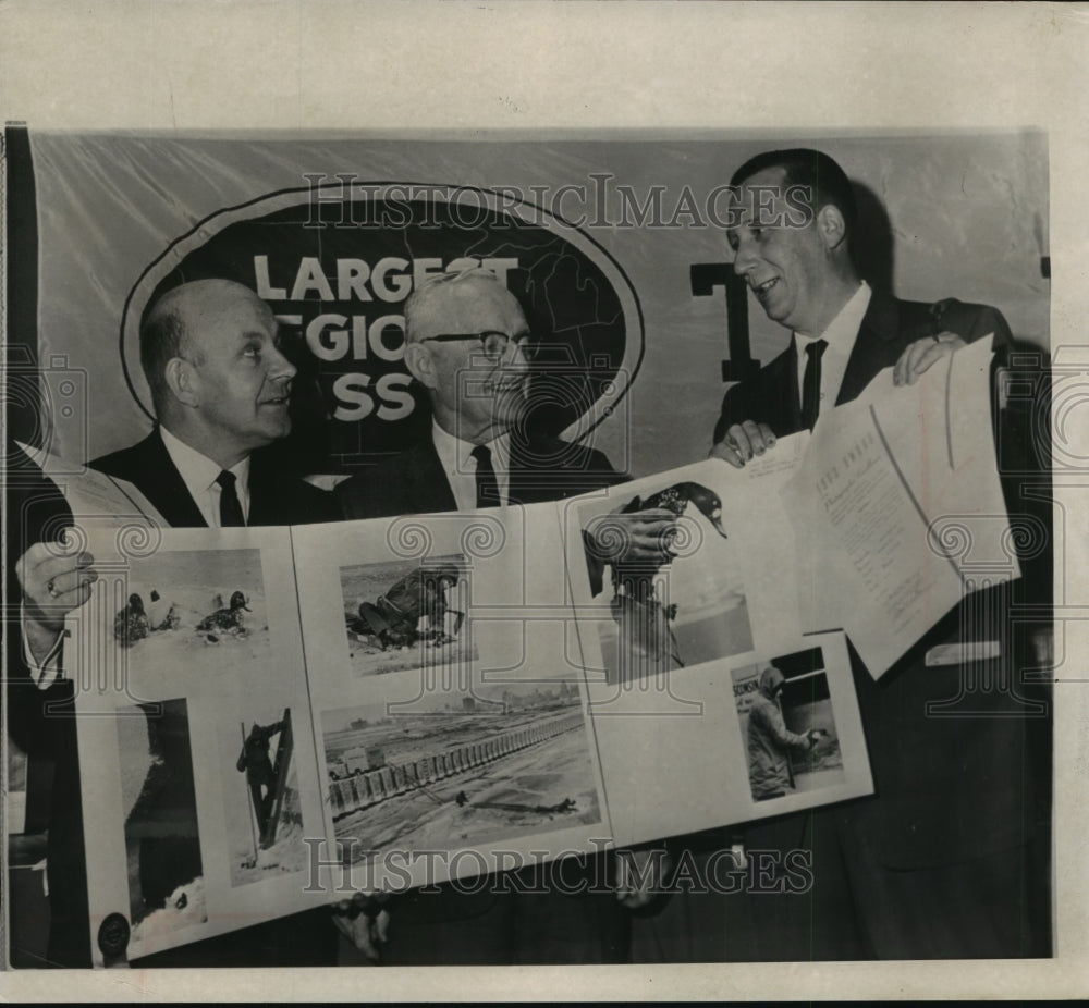 1962 Press Photo Harry Hill accepting prize at Inland Daily Press meeting. - Historic Images