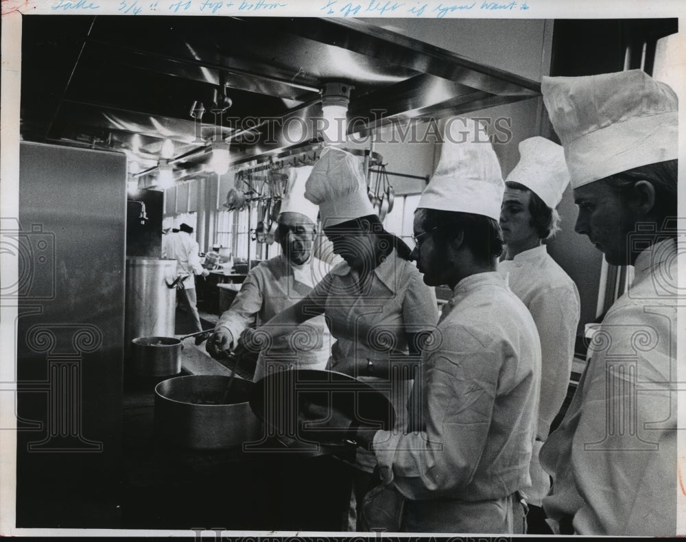 1974 Press Photo Robert Angelvin teaching at Milwaukee Area Technical College.