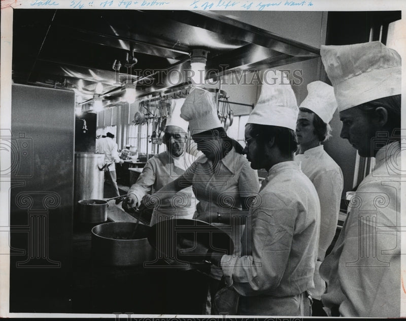 Load image into Gallery viewer, 1974 Press Photo Robert Angelvin teaching at Milwaukee Area Technical College.
