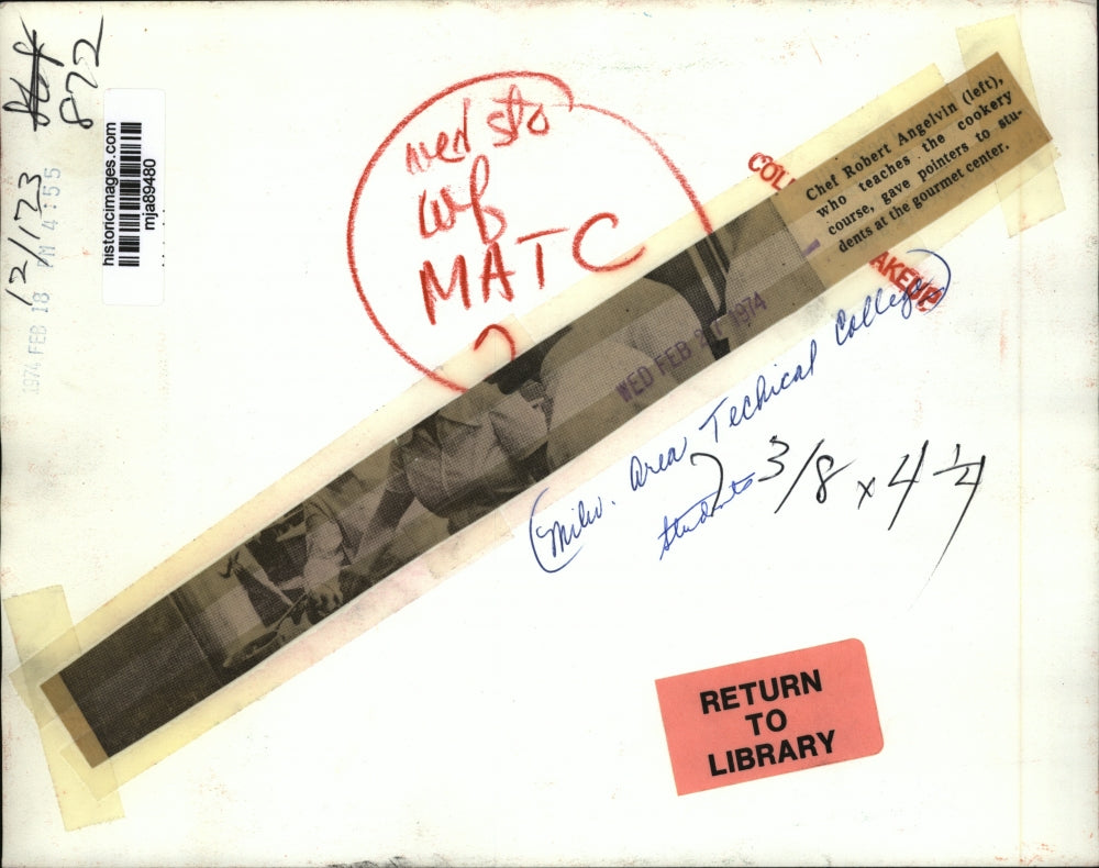 1974 Press Photo Robert Angelvin teaching at Milwaukee Area Technical College.