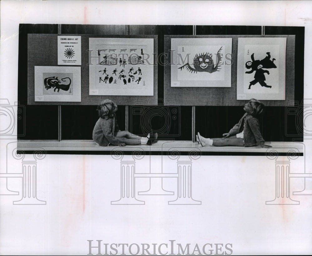 1964 Press Photo Milwaukee Museum Eskimo Exhibit enjoyed by young visitors
