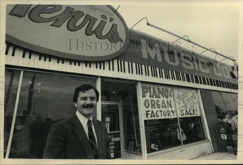 1985 Press Photo Henri&#39;s Music Company Founder Henry G. Czachor- Historic Images