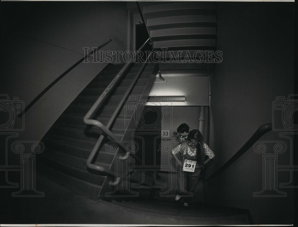 1992 Press Photo Bes and Aaron Lofberg Run in Cystic Fibrosis Stair Climb Race- Historic Images