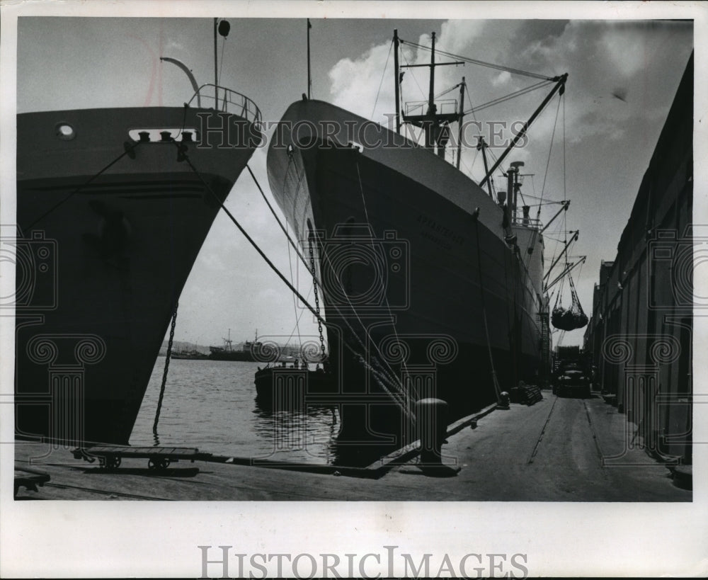 1967 Press Photo Russian Freighter unloaded cargo in Havana, Cuba- Historic Images