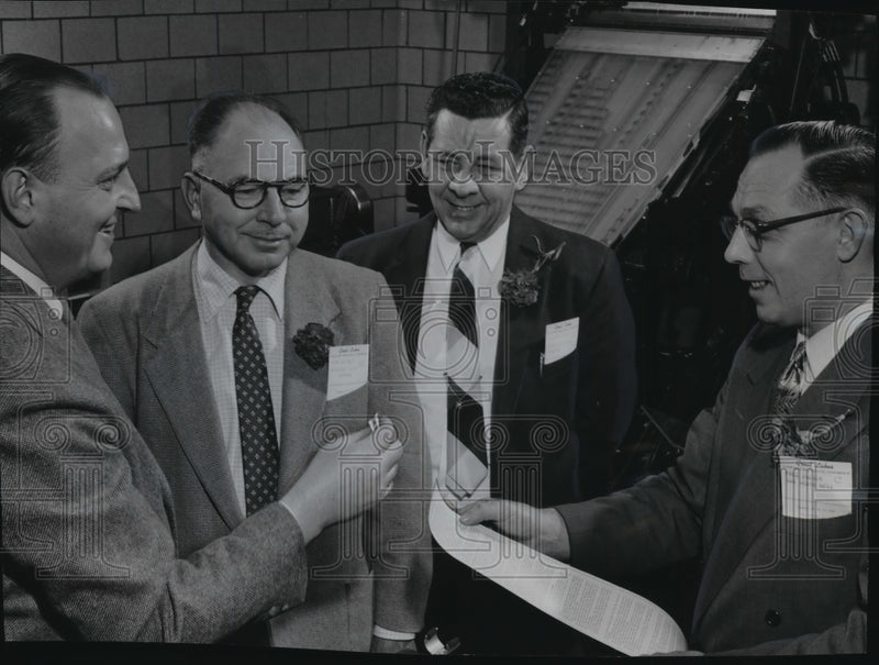 Load image into Gallery viewer, 1956 Press Photo Richard Hoffman Explaining Photo Composition at Conference
