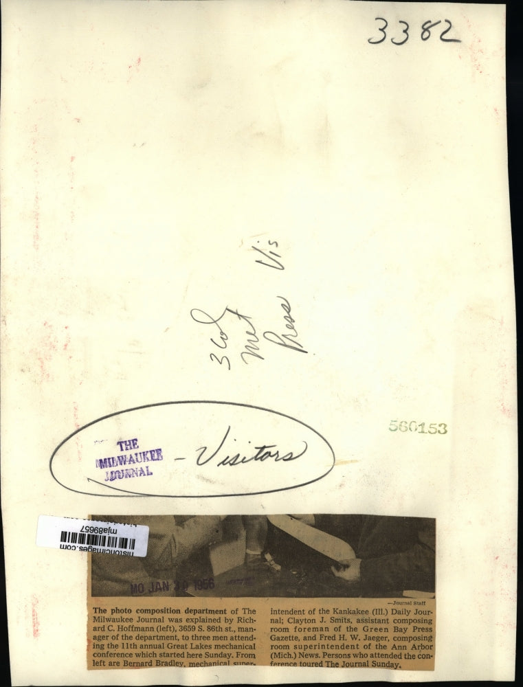 1956 Press Photo Richard Hoffman Explaining Photo Composition at Conference