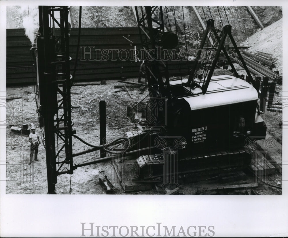 1960 Press Photo A worker stands near crane at building construction site- Historic Images