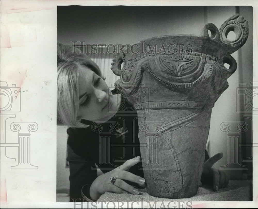 1967 Press Photo Susan M. Kochnowicz with the Jomon urn at Milwaukee Museum- Historic Images