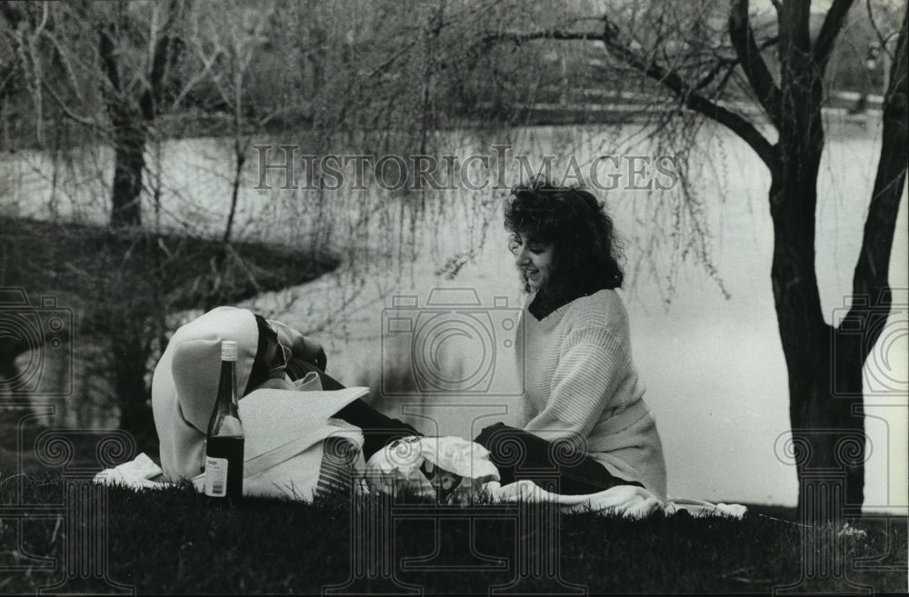 1983 Press Photo Don Aiuppa and Fiance Cheri Anderson Picnic at Mitchell Park- Historic Images