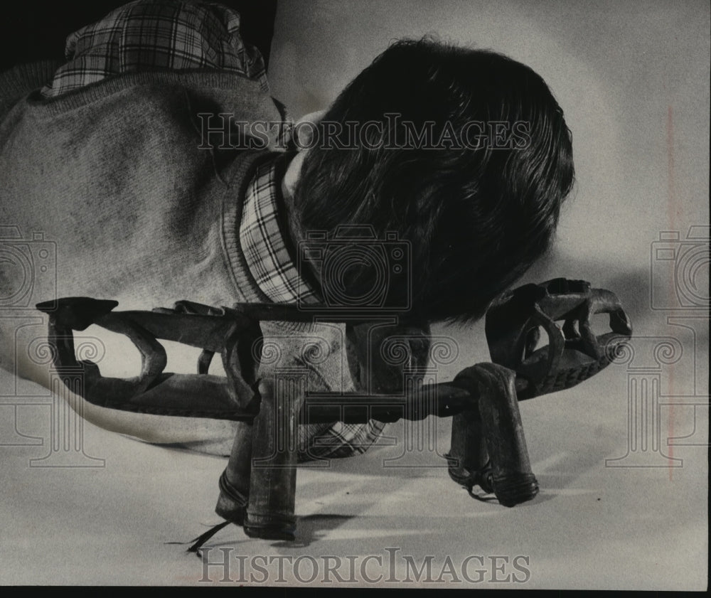 1959 Press Photo John Luedke tests New Guinea Neck Rest, Milwaukee Public Museum- Historic Images