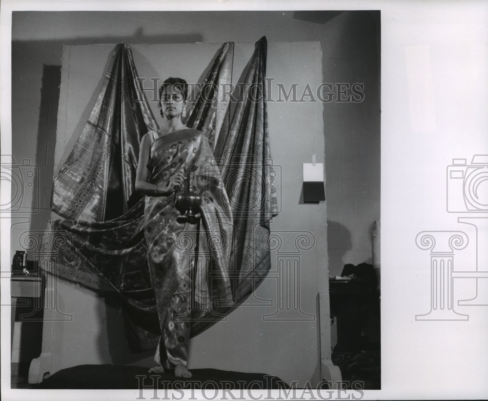 1968 Press Photo Hashmat Shah posing with Antique Saris - mja90071- Historic Images