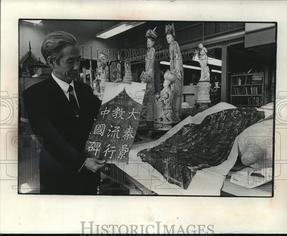 1972 Press Photo Hsiang Chai Lee Examines Rubbings at Milwaukee Public Museum- Historic Images