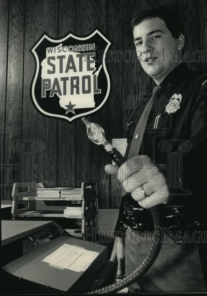 1986 Press Photo Michael A. Hoell displays Breath Analysis Machine- Historic Images