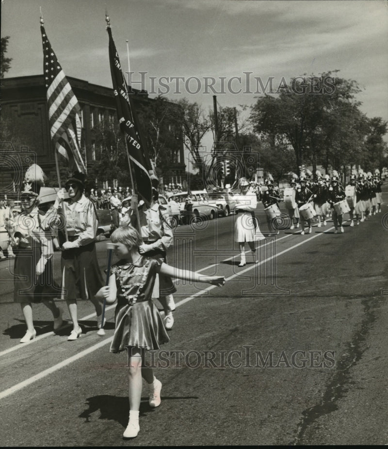 Load image into Gallery viewer, 1962 Press Photo Twirler Diane Carr, Superior Parade - mja90143

