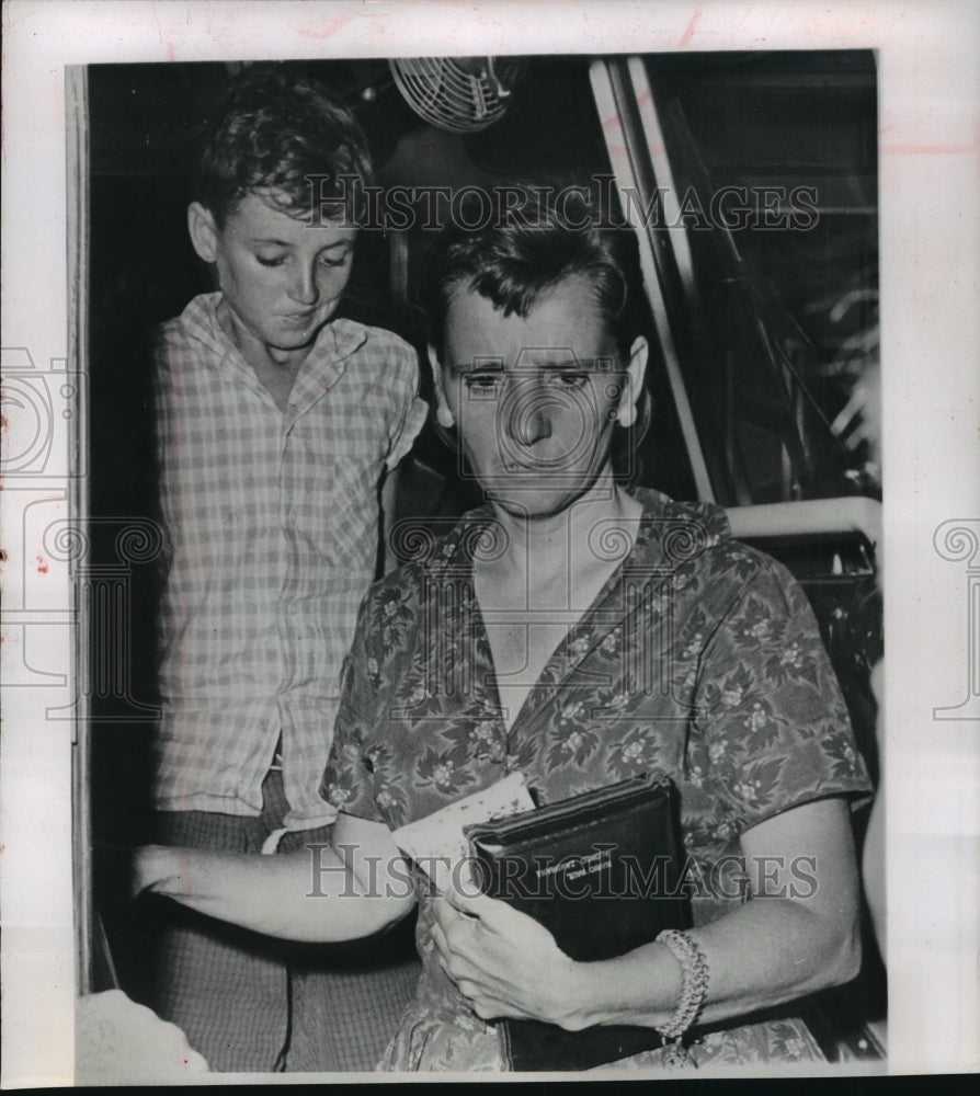 1963 Press Photo Cuban refugee Olga Hernandez arrived in Miami clutching bible.- Historic Images