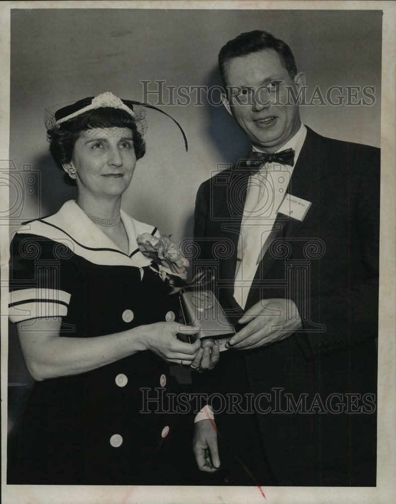 1954 Press Photo Milwaukee Journal receives award at Dairy Convention, Chicago
