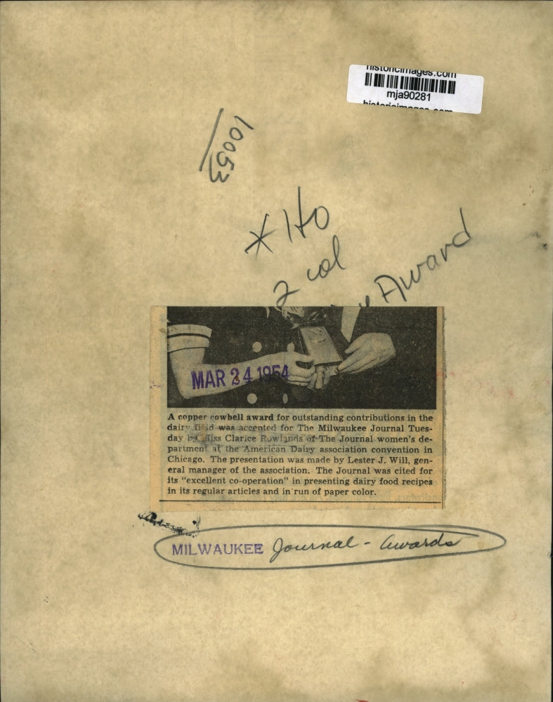 1954 Press Photo Milwaukee Journal receives award at Dairy Convention, Chicago