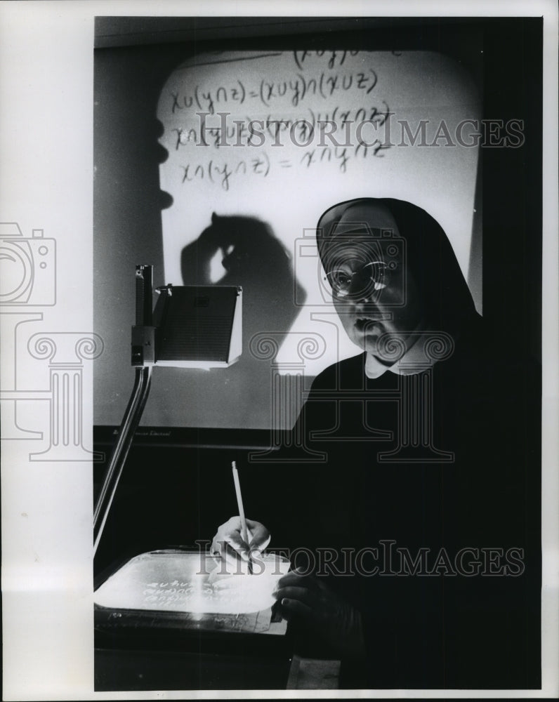 1964 Press Photo Sister Mary Corona, O.S.F., Cardinal Stritch College- Historic Images