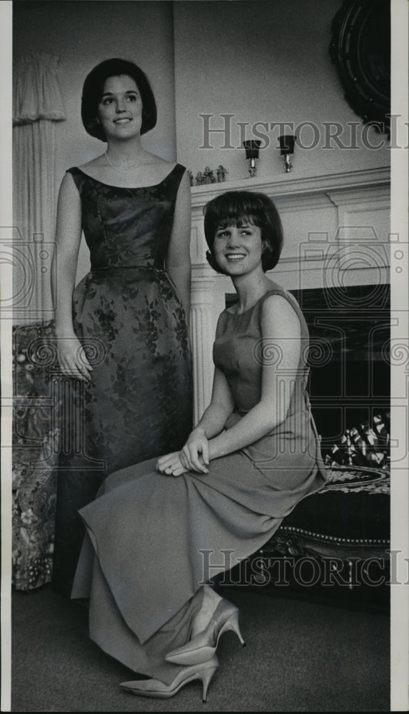 Load image into Gallery viewer, 1964 Press Photo Mary Taylor (left) &amp; Judith Jones wearing formal dinner wear
