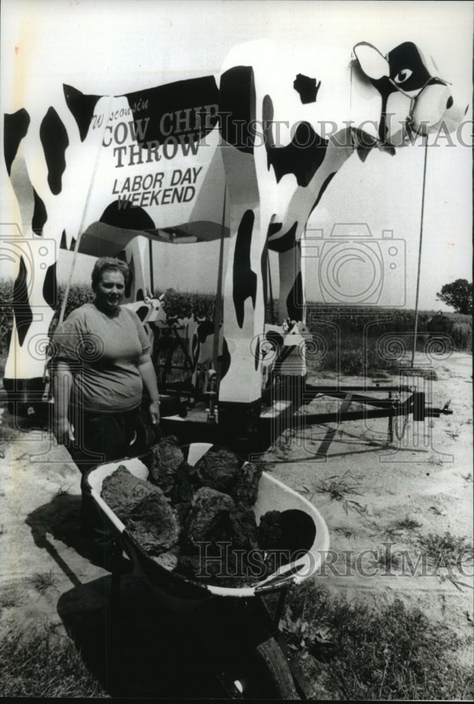 1994 Press Photo Kay Hawkins of Wisconsin with a Wheelbarrow of Cow Chips- Historic Images