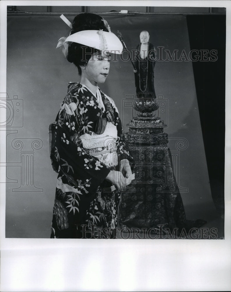 Load image into Gallery viewer, Press Photo Mrs. Joseph H. Hallows at Milwaukee Museum - mja90693
