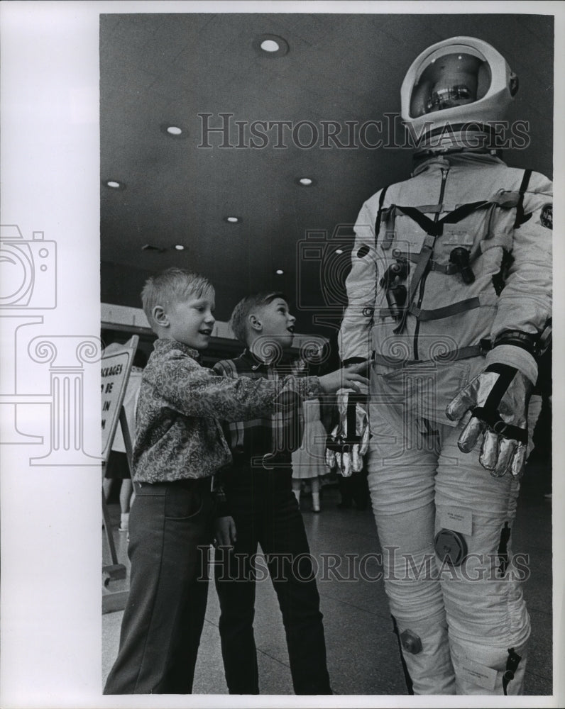 1968 Press Photo New astronaut exhibit, Milwaukee, Wisconsin, museum - mja90713