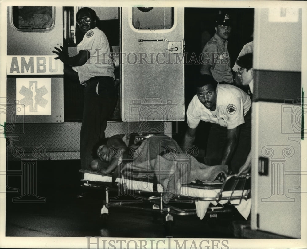 1983 Press Photo Annette Matthews after being shot in Milwaukee- Historic Images