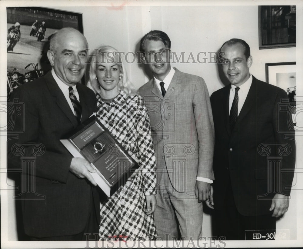 1969 Press Photo William Davidson awards Carina Sinkkonen and Borje Bjork- Historic Images