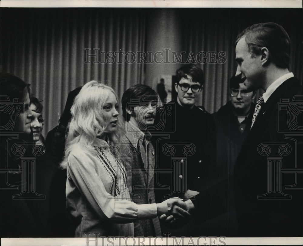 1972 Press Photo President Nixon&#39;s son-in-law Edward Cox met Marquette students- Historic Images